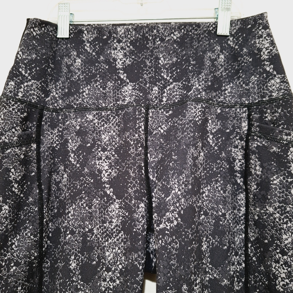 💙RBX leggings/pants with side pockets black and gray animal print 🤍MEDIUM